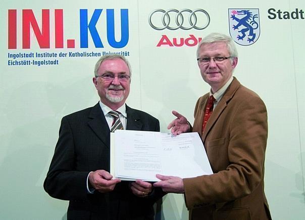 Audi Wissenschaftskooperation mit INI.KU: (v. l.) Prof.Dr. Rudolf Fisch (Vorsitzender der Hochschulleitung der Katholischen Universität Eichstätt-Ingolstadt) und Dr. Werner Widuckel (Personalvorstand der AUDI AG). Foto: Audi